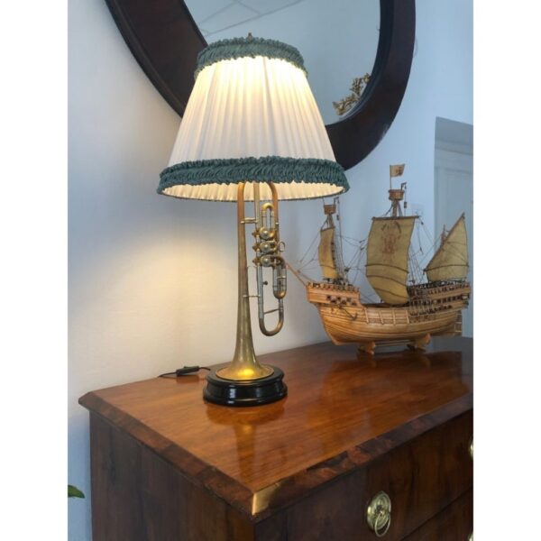 A unique lamp - Image 3